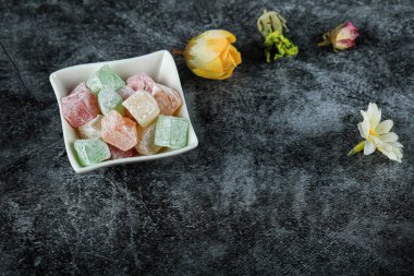 Beyaz çay tabağındaki renkli Türk lezzeti