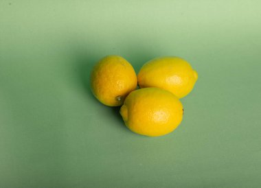 Mavi arkaplanda limonlar