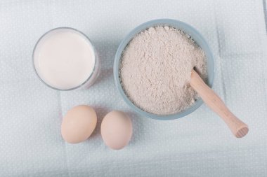 Etrafında bir fincan süt ve yumurta olan şeker kasesi. Üst görünüm