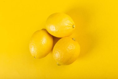 Sarı üzerine üç taze limon
