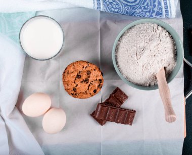 Kurabiye, çikolata, yumurta, süt ve un. Üst görünüm