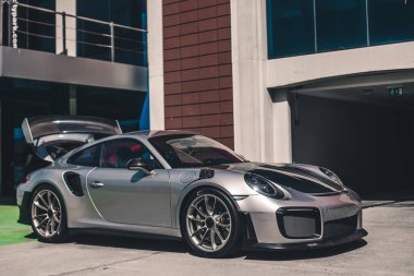 Bahçedeki park modunda gümüş renkli spor araba