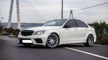 Beyaz birinci sınıf sedan. Yan görüş, tekerlekler ve tampon