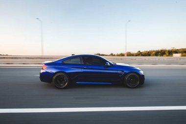 Mavi lüks spor coupe yolda. profil görünümü