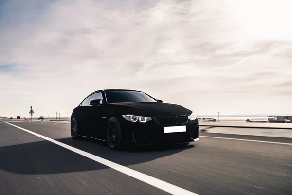 Schwarze Chrom-Luxuslimousine fährt auf der Autobahn — Stockfoto