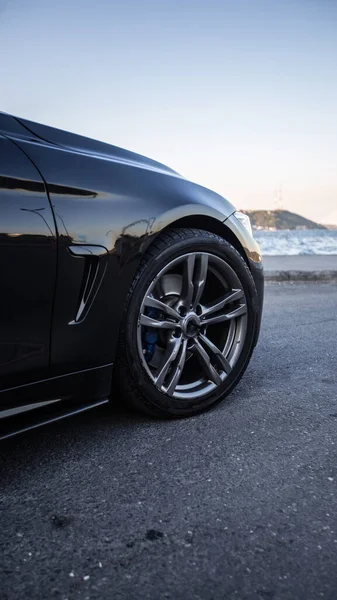 Roda dianteira de um sedan de luxo preto — Fotografia de Stock