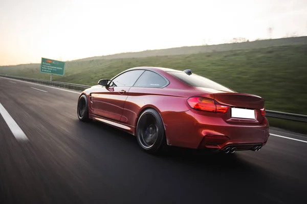 Kırmızı birinci sınıf sedan.