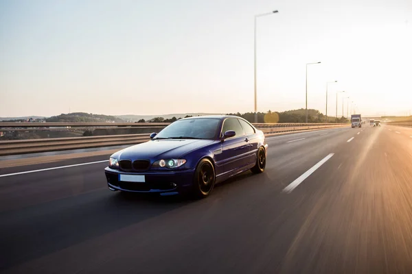 Siyah lüks birinci sınıf araba.