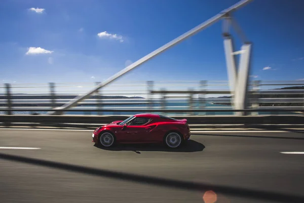 Cupé deportivo rojo en el puente de diseño —  Fotos de Stock