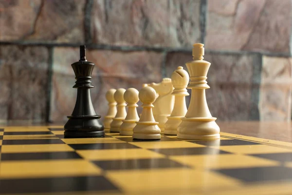Figura negra dominando contra liga blanca en el tablero de ajedrez —  Fotos de Stock