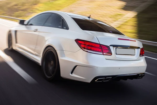 Witte sport sedan op de testrit, van achteren bekijken — Stockfoto