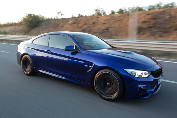 Mavi lüks spor arabası yolda.