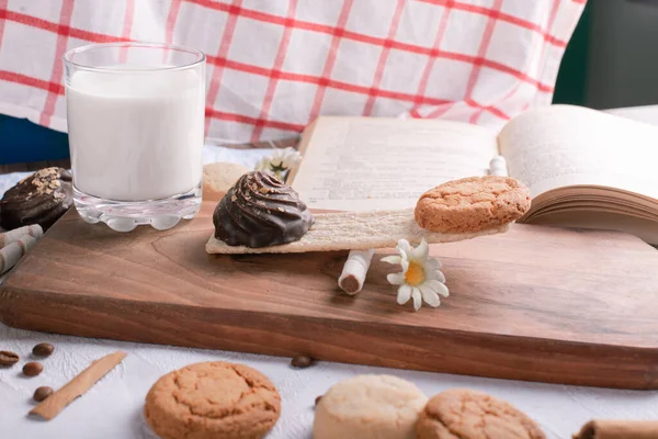 Un vaso de leche, galletas y galletas — Foto de Stock