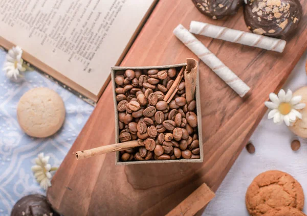 Kaffebönor låda med choklad kex. ovanifrån — Stockfoto
