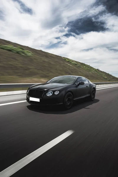 Bulutlu havada siyah tasarım birinci sınıf karayolu sürücüsü