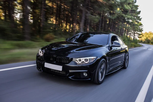 Ormanda siyah bir sedan sürüyordu. ön görünüm