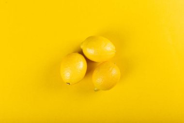 Sarı arka planda sarı limonlar. en üstteki görünüm