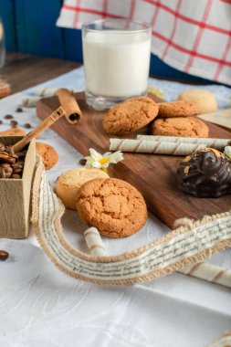 Bir bardak sütlü yulaflı kurabiye.