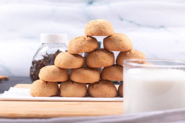 Şekerli kurabiye ve bir bardak süt