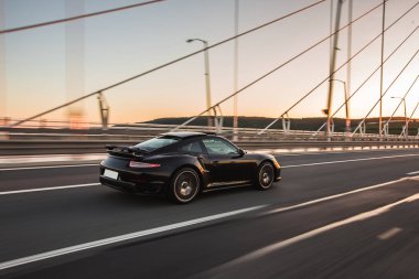 Siyah spor sedan yüksek hız aracı köprüde