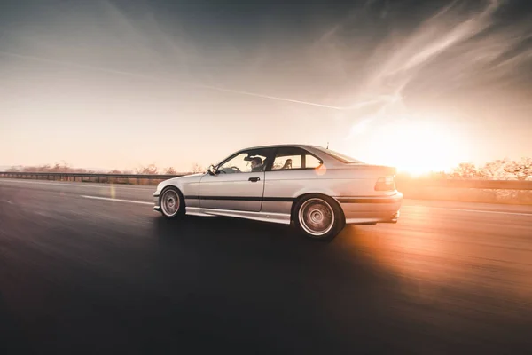 Witte vintage sedan rijden op de weg — Stockfoto