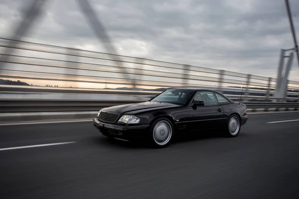 Voiture berline noire à grande vitesse sur le pont — Photo