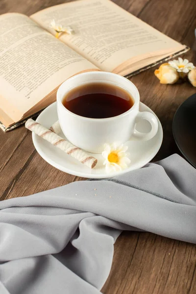 Une tasse de thé avec un bâton de gaufre — Photo