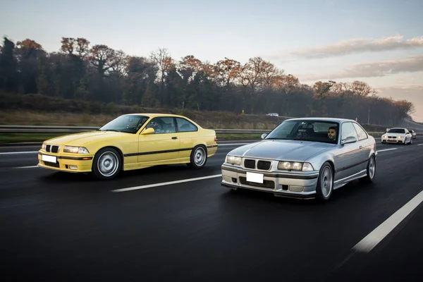 Auto sportive gialle e argento berlina sulla strada — Foto Stock