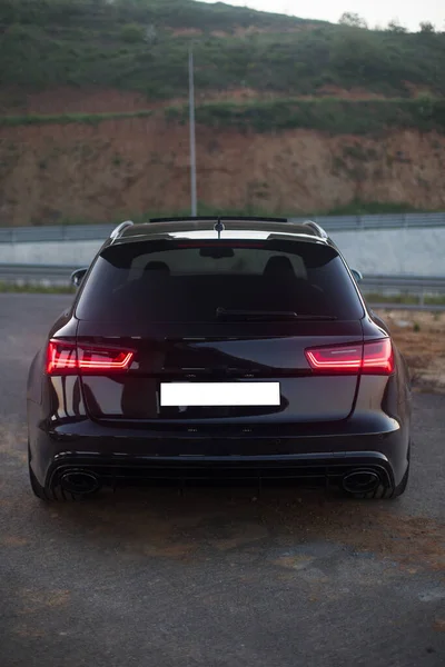 Zwarte hatchback met xenon verlichting — Stockfoto