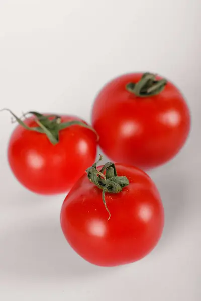 Drei frische Tomaten auf weißem Hintergrund — Stockfoto