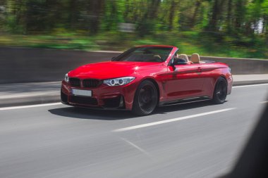 Kırmızı sütunlu yol, açı görünümü
