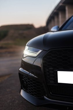 Beyaz ksenon ışıklı siyah hatchback araba tamponu