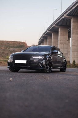 Siyah off-road aracı köprünün altına park etmiş.