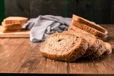 Tahta bir masada dilimlenmiş tost ekmeği.