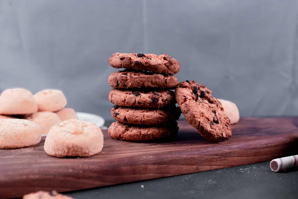 Chocolate cookies and biscuits on the cutting board — Stock Photo, Image