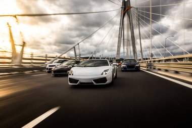 Köprüde yarışan spor model sedanlar.