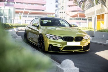 Çimlerin üzerinde altın renkli araba manzarası