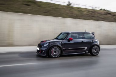 Kırmızı ayarlı siyah mini coupe tünele gidiyor.