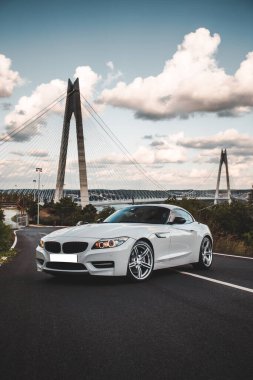 Köprü arka planında beyaz spor araba