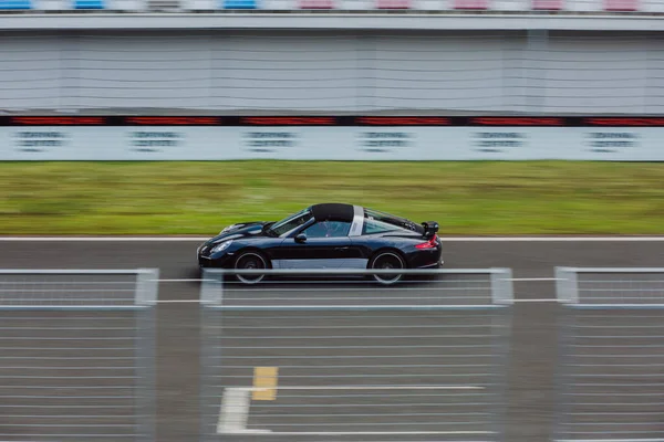 Schwarzer Sportwagen mit silbernem Tuning — Stockfoto