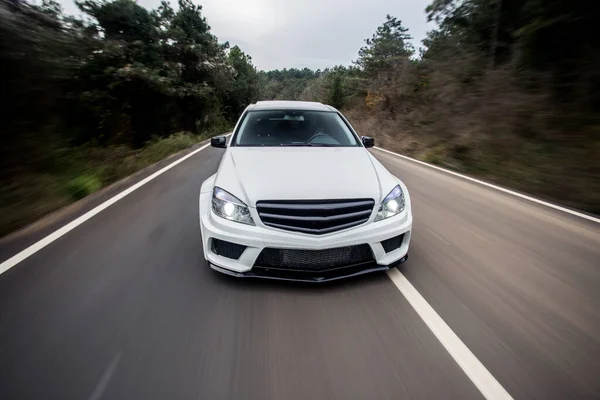 Witte business class sedan hoge snelheid rijden op de snelweg. — Stockfoto