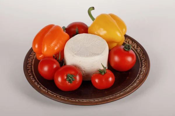 Assiette au fromage avec tomate et poivrons sur fond blanc — Photo