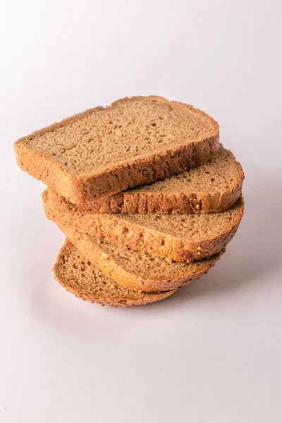 Kawałki chleba stos izolowane na białym tle — Zdjęcie stockowe