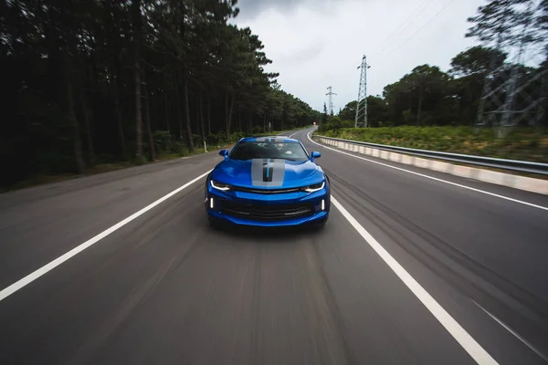 Modré sportovní auto s černými pruhy — Stock fotografie