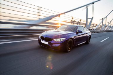 Business class siyah sedan köprüde.