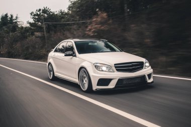 Otobanda beyaz spor sedan yüksek hız sürücüsü. 