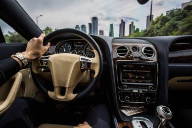 Sürücü bir arabaya doğru gidiyor.