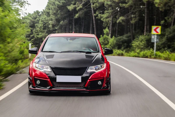 Vue de face d'une voiture de sport autotuned rouge et noire — Photo