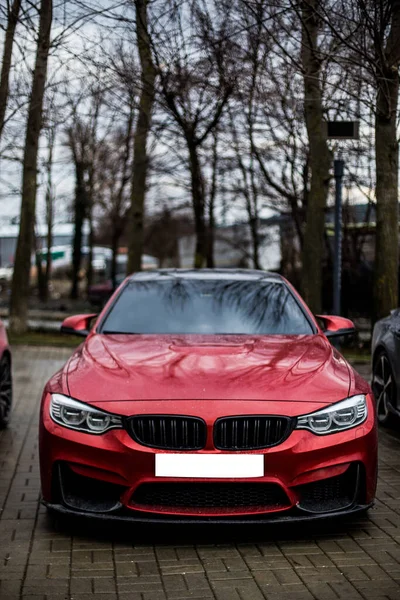 공공 장소의 도로에 있는 빨간 스포츠카 주차장 — 스톡 사진