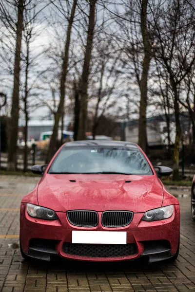 Красная парковка спорткаров на улице — стоковое фото